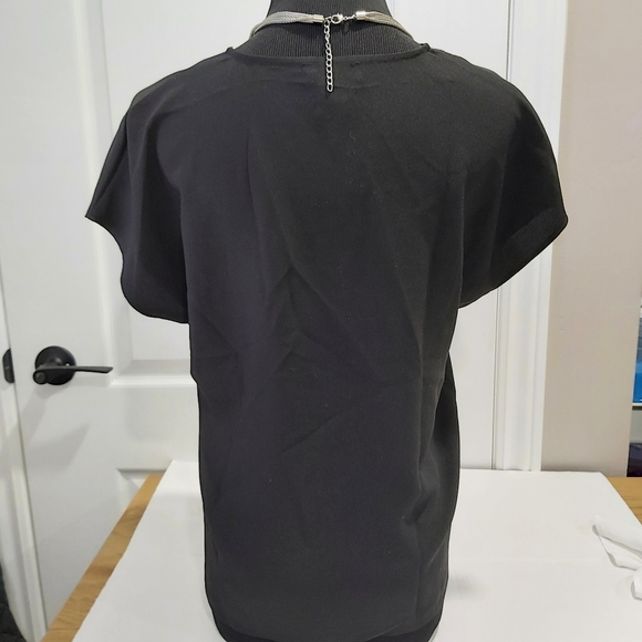 Gently once used Mattison V-neck short sleeve top, Size: small-medium fit - Picture 4 of 9